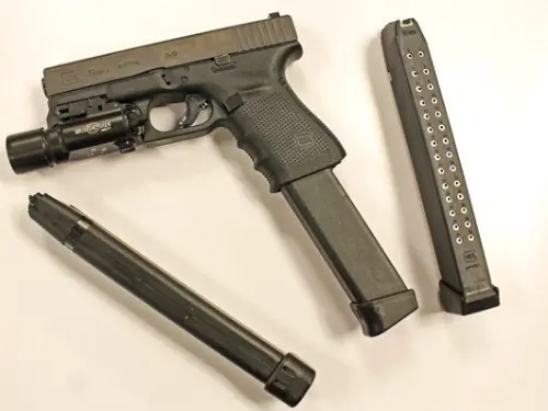 arme de poing tirant plus de 21 coups de feu